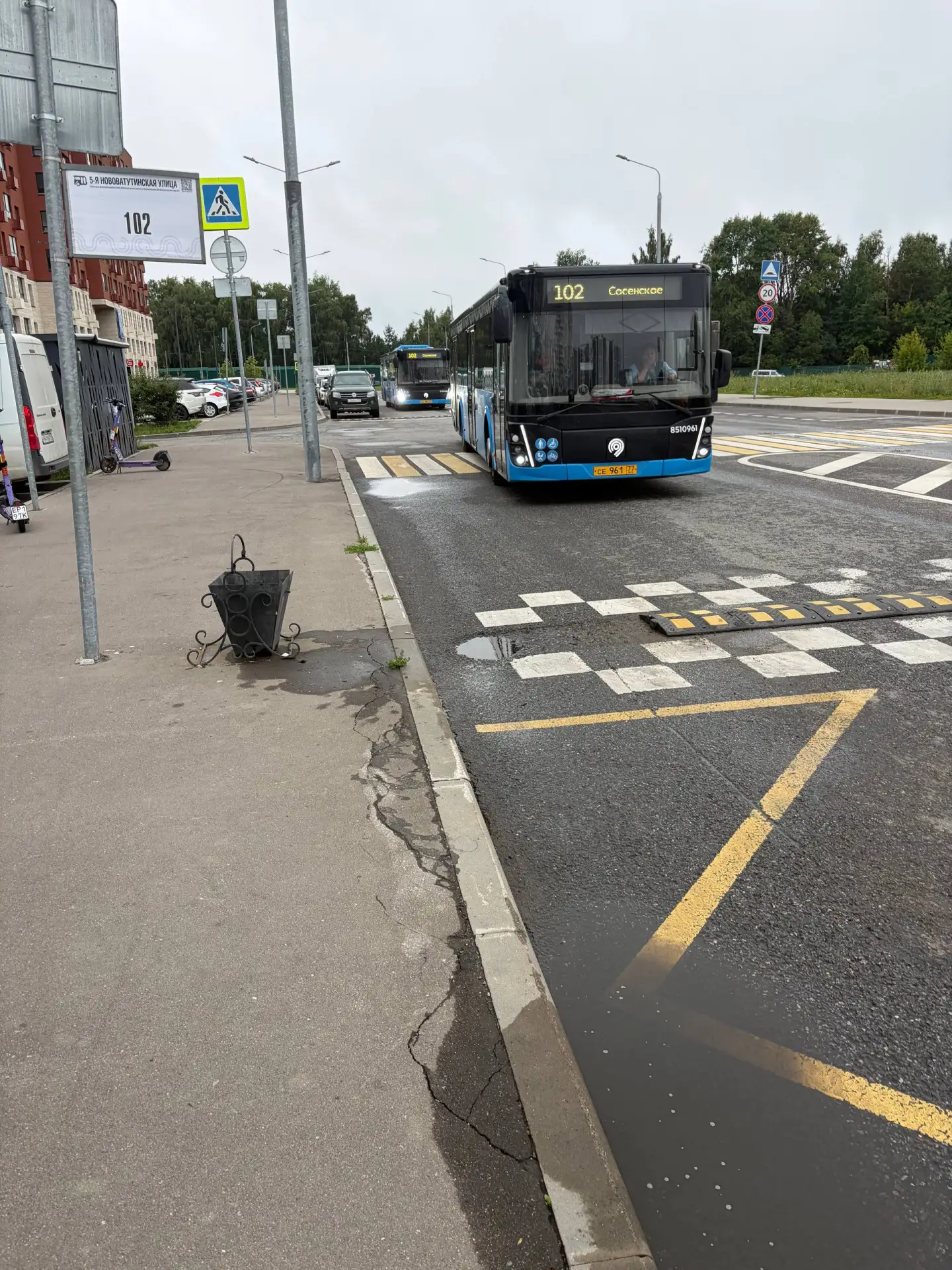 Вереница из трёх 102-х автобусов, идущих подряд, порадовала жителей, но потом их придётся ждать час.