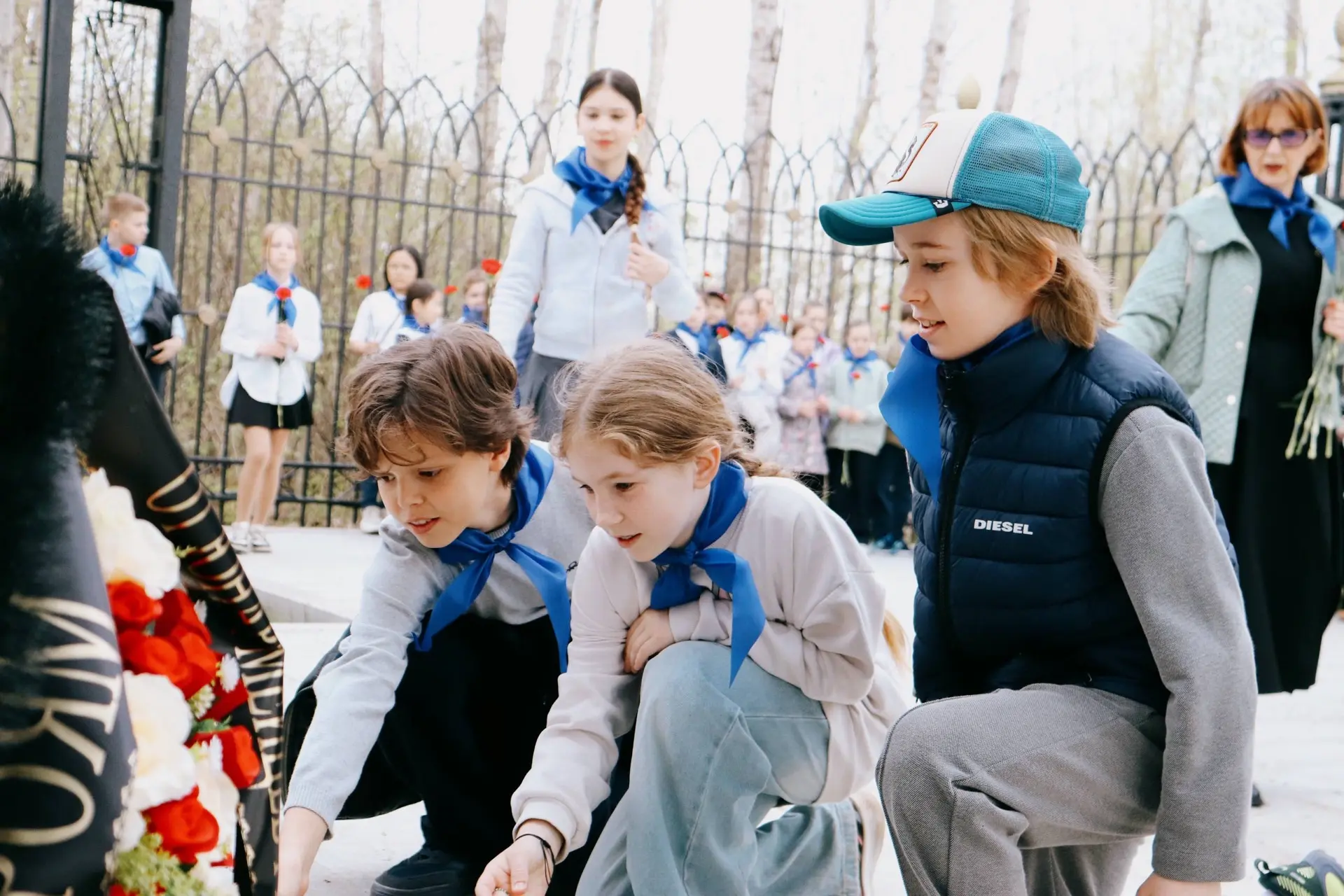 Красные гвоздики 🌹  🎖️В эти майские дни мы вновь обращаемся к памяти. Памяти о тех, кто прошел сквоз
