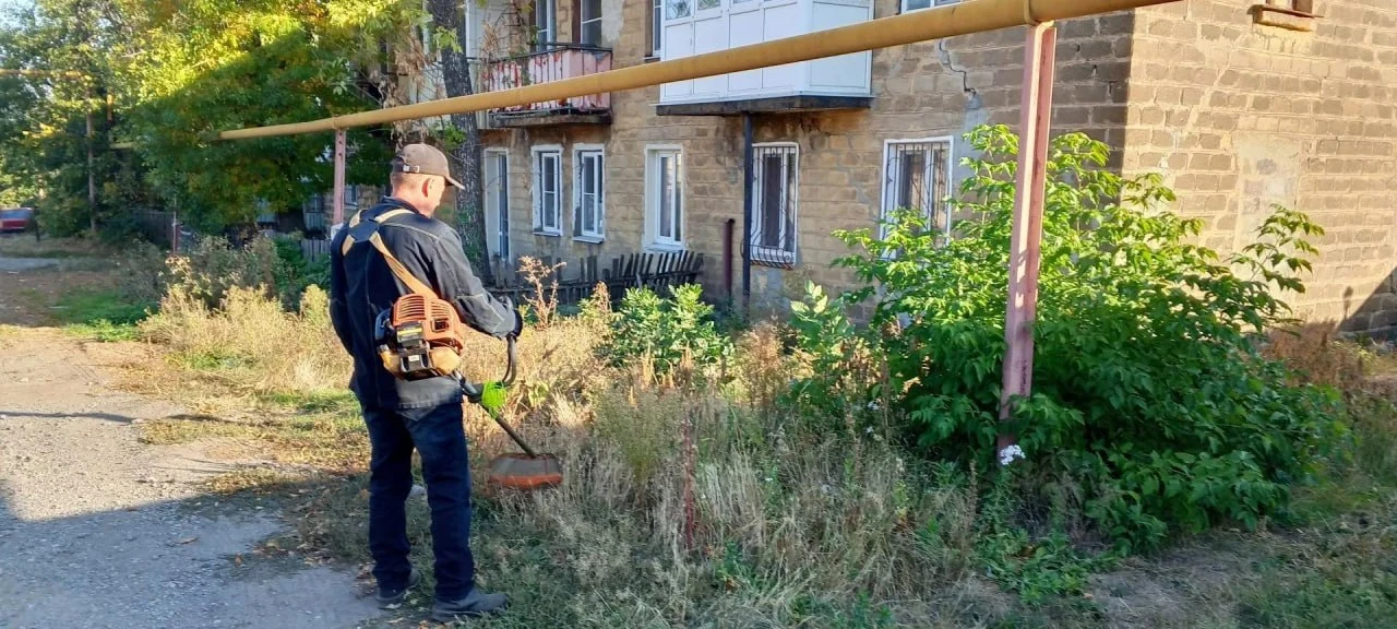 🧹 Сотрудники участка № 5 Донецкого филиала Единого регионального фонда управления МКД ...