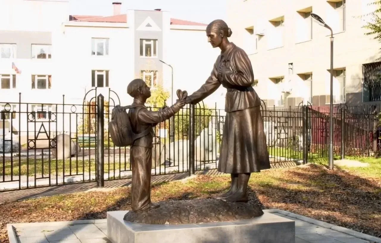 В Биробиджане открыли памятник учителю ❤️
