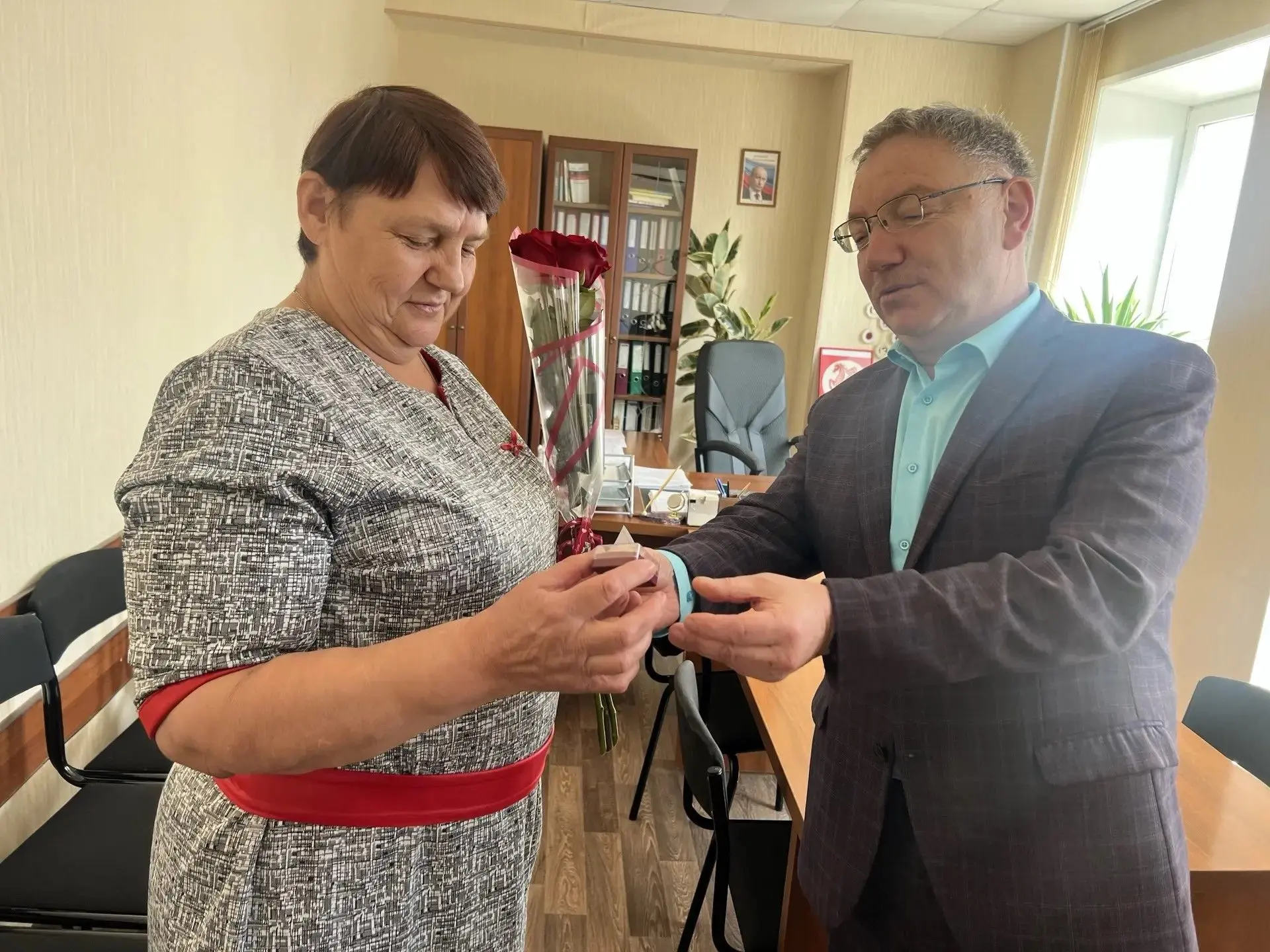 Поздравляем Людмилу Андреевну Турушеву с почётной наградой «Отличник просвещения»! 🎉