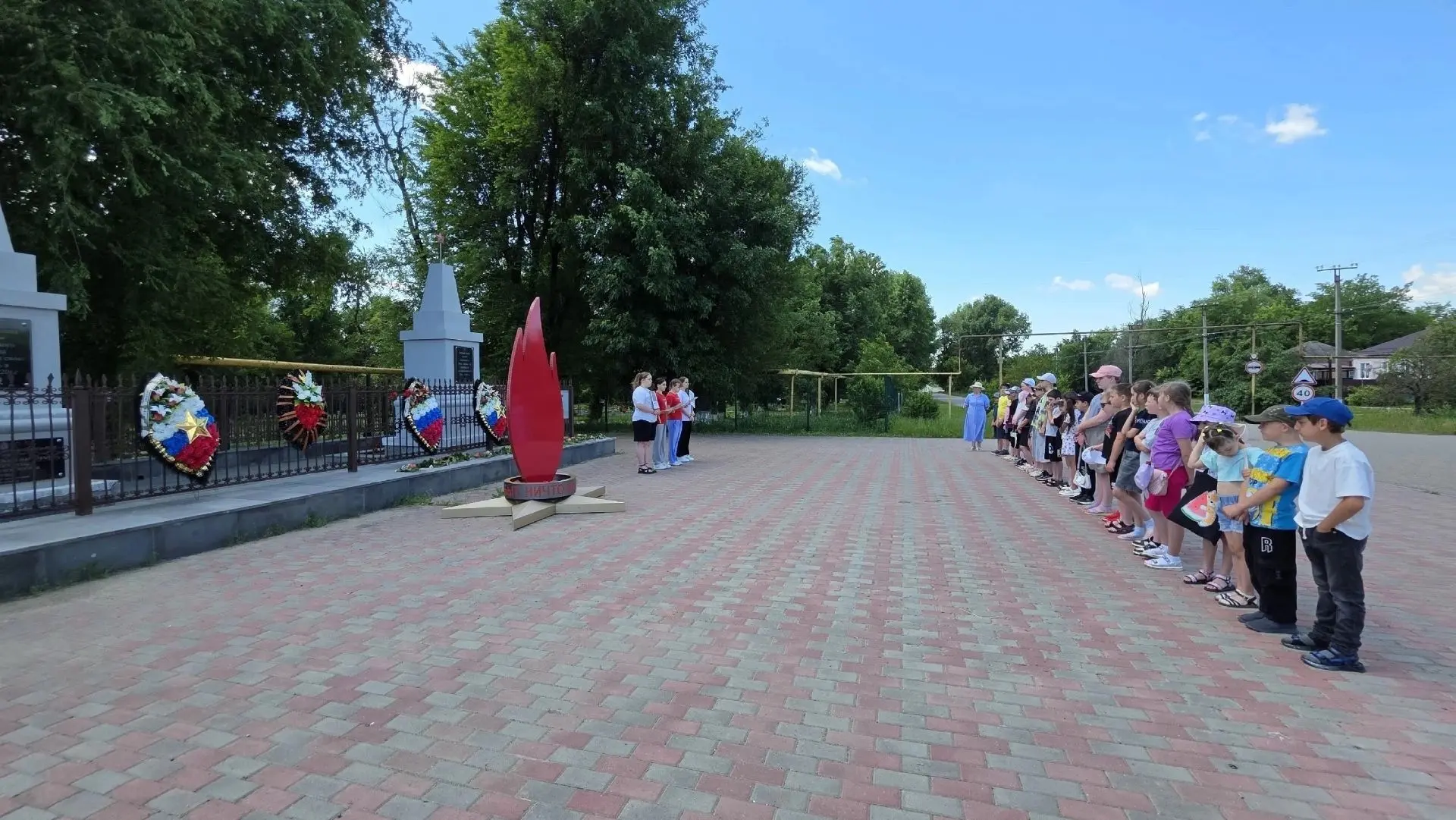 День памяти 

Сегодня в нашем лагере особенный день. Мы вспоминаем тех, кто уже не с нами, но навсег