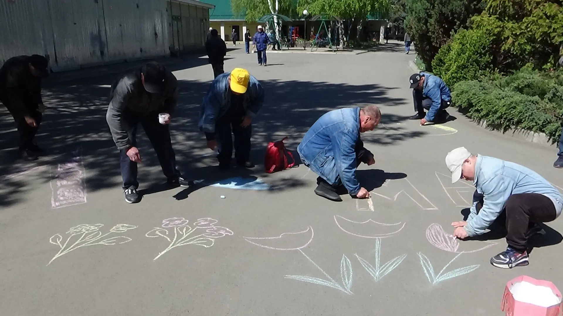 В этот замечательный день 1 мая – Праздника Весны и Труда, получатели социальных услуг рисовали цвет