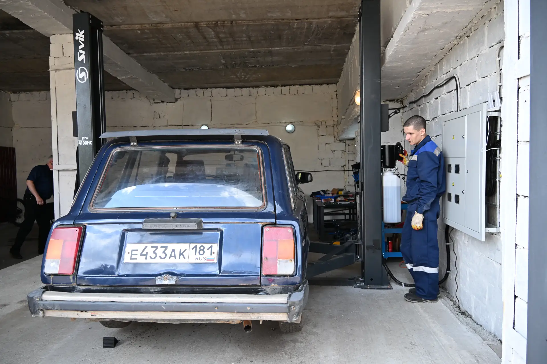 После - отправились на площадку автомехаников. Здесь я чувствовал себя гораздо привычне...