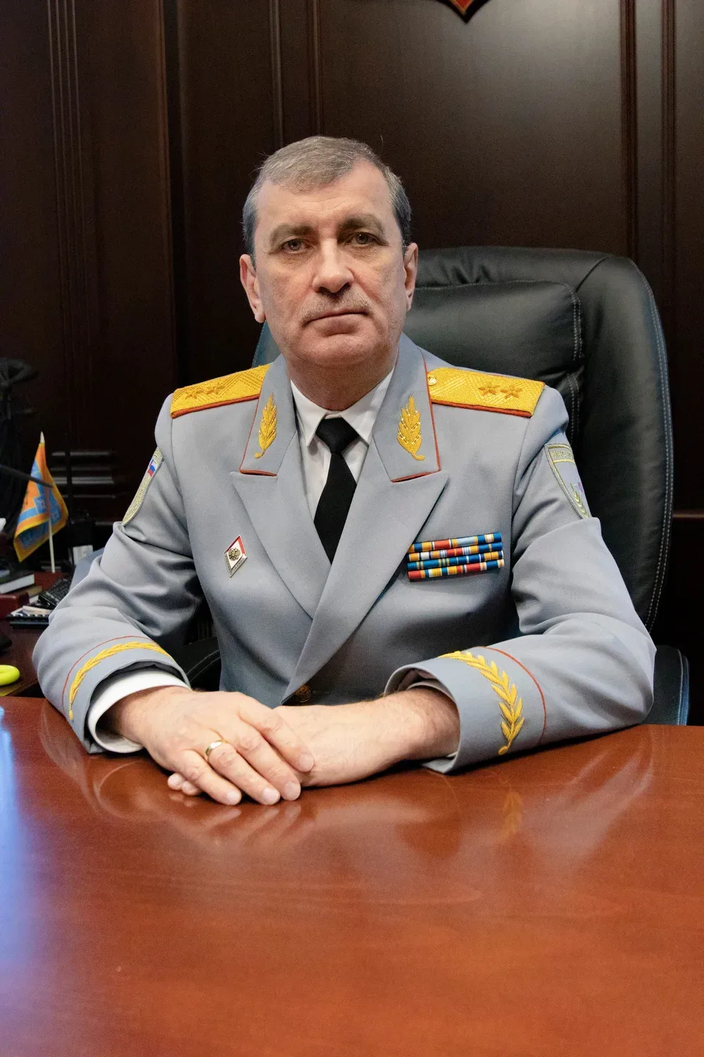 Поздравление начальника Главного управления МЧС России по Свердловской области Виктора Теряева с Днё