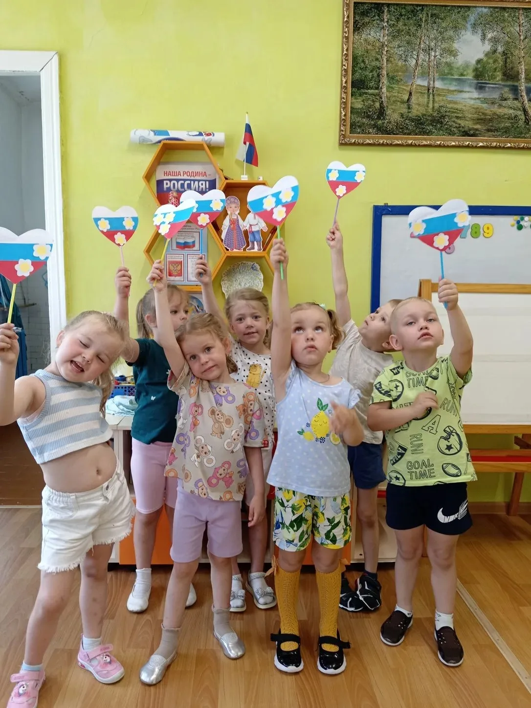 С Днём России! Пусть наша страна всегда остаётся могучей и процветающей, а в каждом доме царят мир, 
