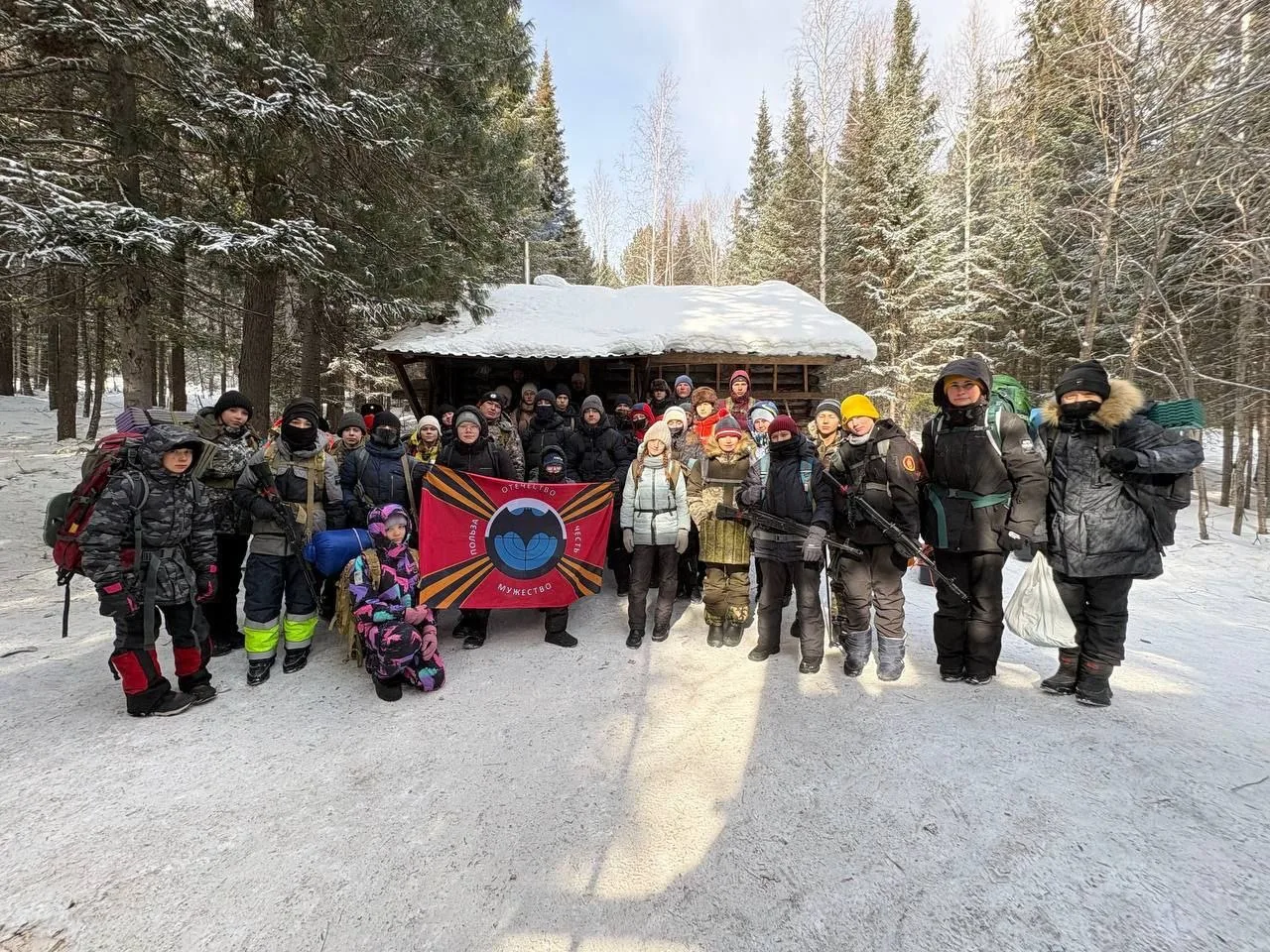 В эти выходные 3 кадетских класса побывали на зимовье. Под руководством опытных инструкторов кадеты 