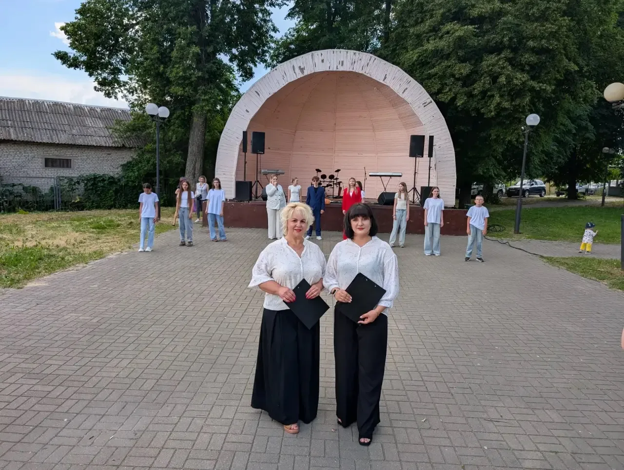 🗓 12 июня в Городском саду Козельска состоялся праздничный концерт, посвящённый Дню России!

В этот