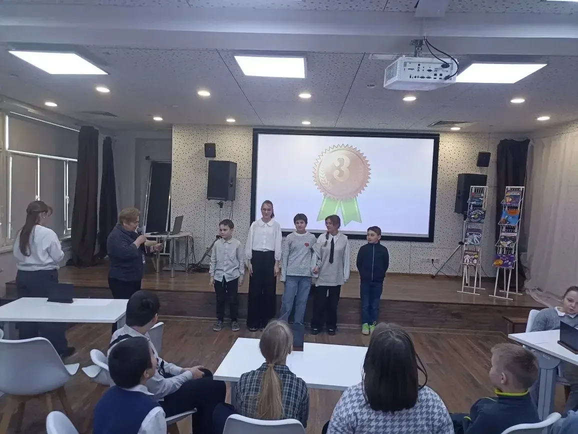 🚀 4 «Л» класс отправился в космическое путешествие  📚✨Ученики 4 «Л» класса посетили SMART-библиотеку