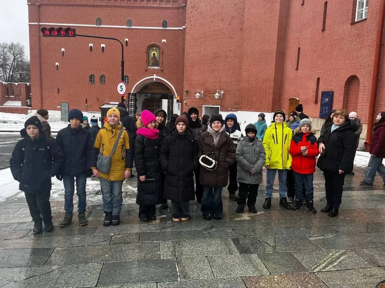 4 марта учащиеся 5л1, 5л5 и 8л4 классов посетили  "Сокровищницу русских царей", Оружейную палату Мос