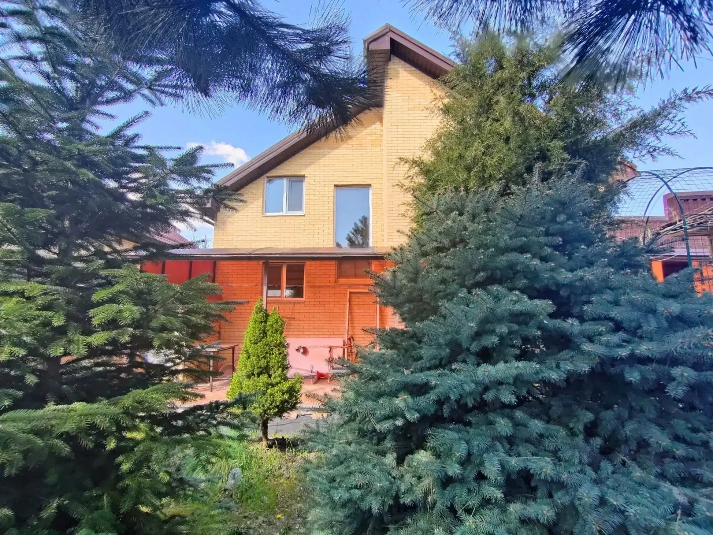 📍 «Двухэтажный дом с хвойным садом | Отдельное строение под баню и городская прописка!»