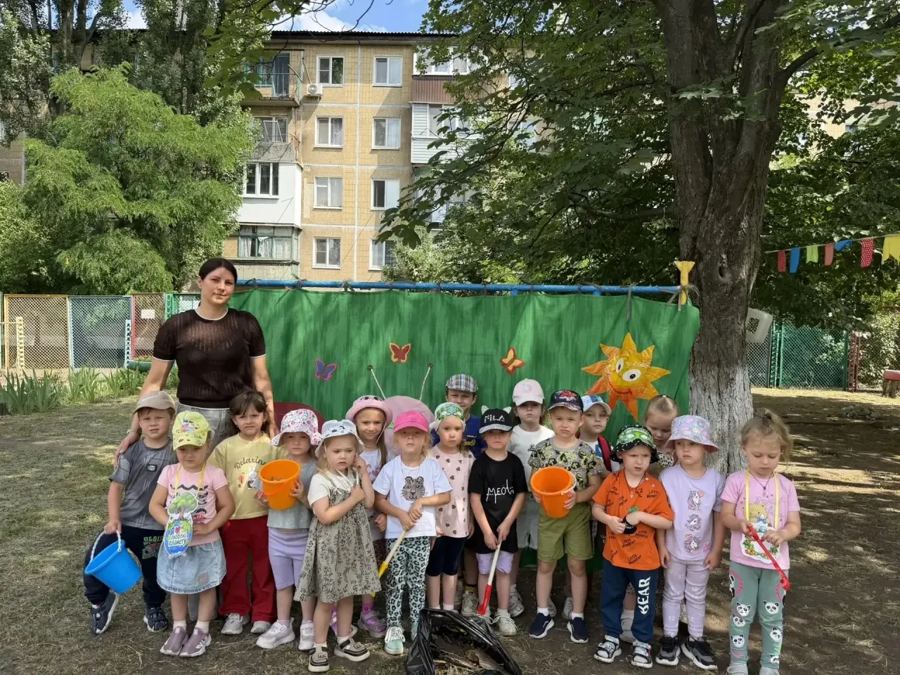 🍀«Маленькие эколята»

☀️В солнечный, тёплый день в ГБДОУ «Детский сад №2 Шахтерского М.О.» ДНР прош
