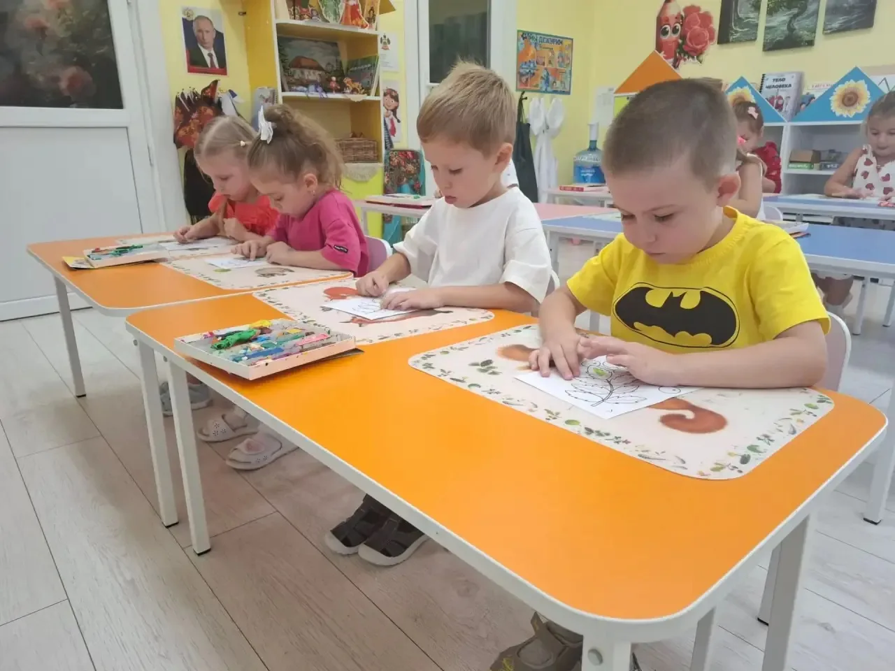 Ребята из старшей группы "Почемучки" встретили осень пластилинографией "Веточка рябины"...