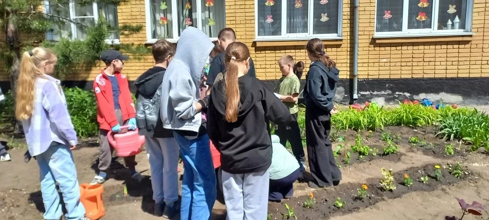 Уже доброй традицией в МБОУ  "СОШ 15"стала  акция «Украсим Землю цветами» 🌍🌺, результатом которой ст