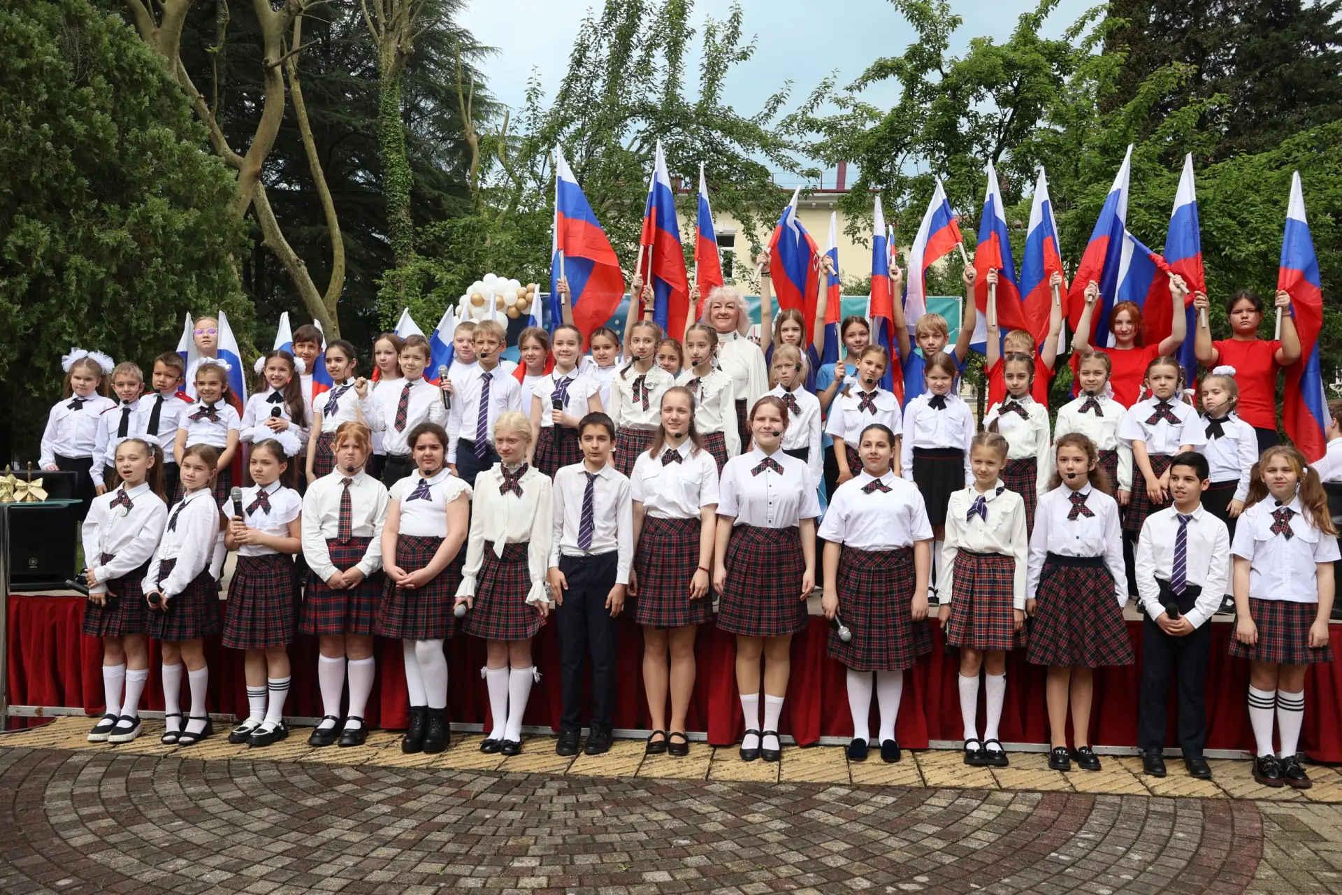 Прозвенел последний звонок 🔔, и закончился последний урок... 📐✏📚    Или всё только начинается? Конеч