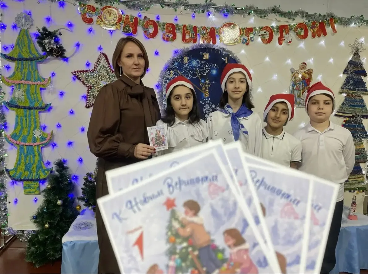 Российский Дед Мороз. День 3✅   Продолжаем поздравлять! На этот раз добрались до сотрудников музея, 