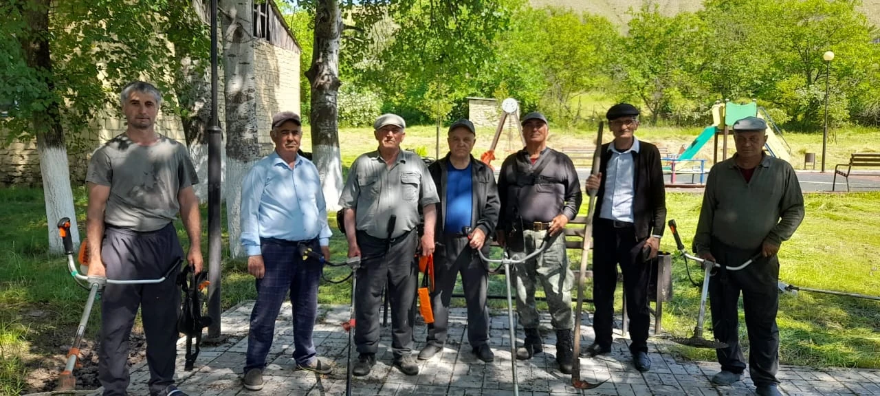 Учителя и тех работники школы с активистами села на субботнике для наведения порядка на...