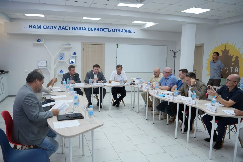 Председатель Народного Хурала (Парламента) Республики Калмыкия Артем Михайлов принял уч...