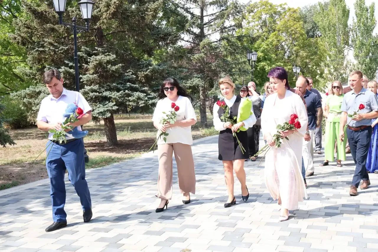 🕯 Цветы и детские игрушки: в Геническе почтили память жертв трагедии в Беслане