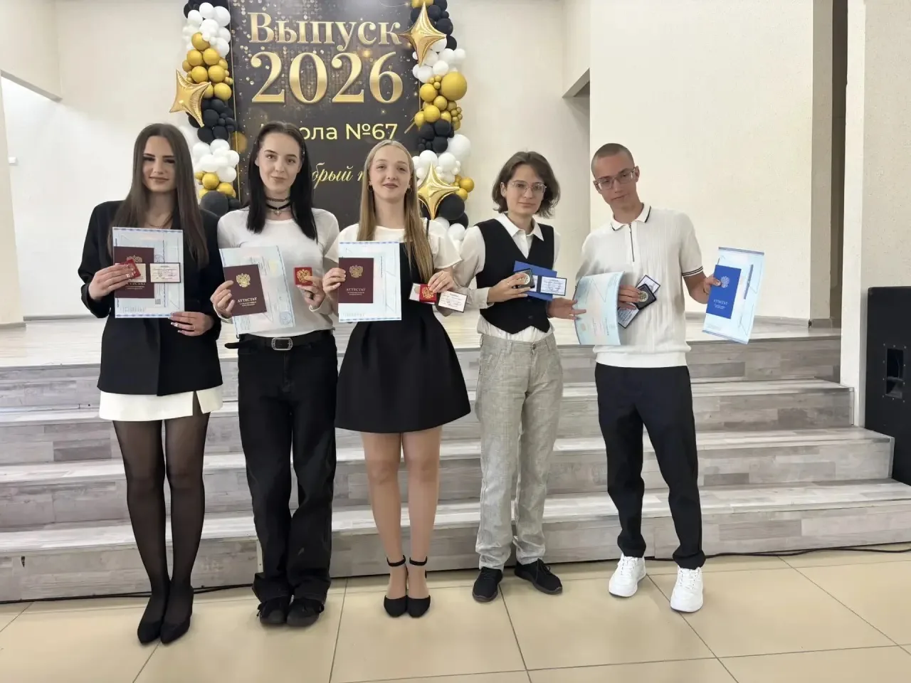 Вчера в нашей школе был по-особенному тёплый и волнительный день — мы торжественно вручили аттестаты
