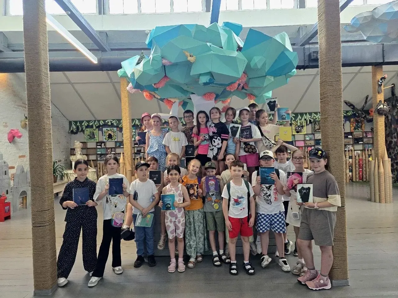 Ура! Каникулы! ✨  Уроки позади, впереди отличное и прекрасное время!   🎉2Б закончил учебный год, реб