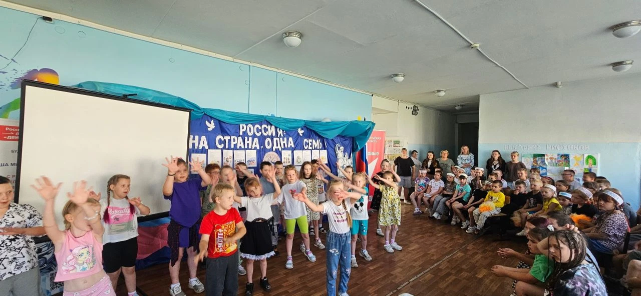 🌞 Вот и всё... Смена подошла к концу! 🌞

Радость и грусть переполняет воспитателей, детей и вожаты