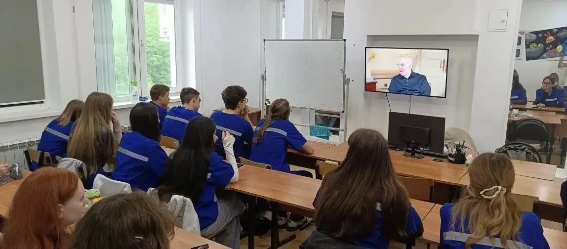 📚✨ Сегодня в Анапском индустриальном техникуме прошёл тематический урок «Разговоры о важном» на тему