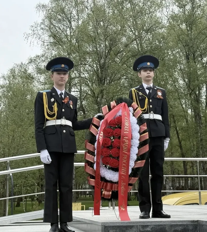 🇷🇺 Сегодня мы склоняем головы перед подвигом поколения победителей. 🙏  В памятный день к Вечному огн