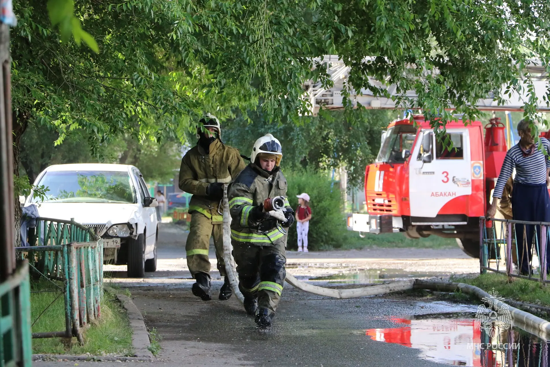 В Абакане пожарные МЧС России оперативно справились с огнем в доме коридорного типа и спасли более 2