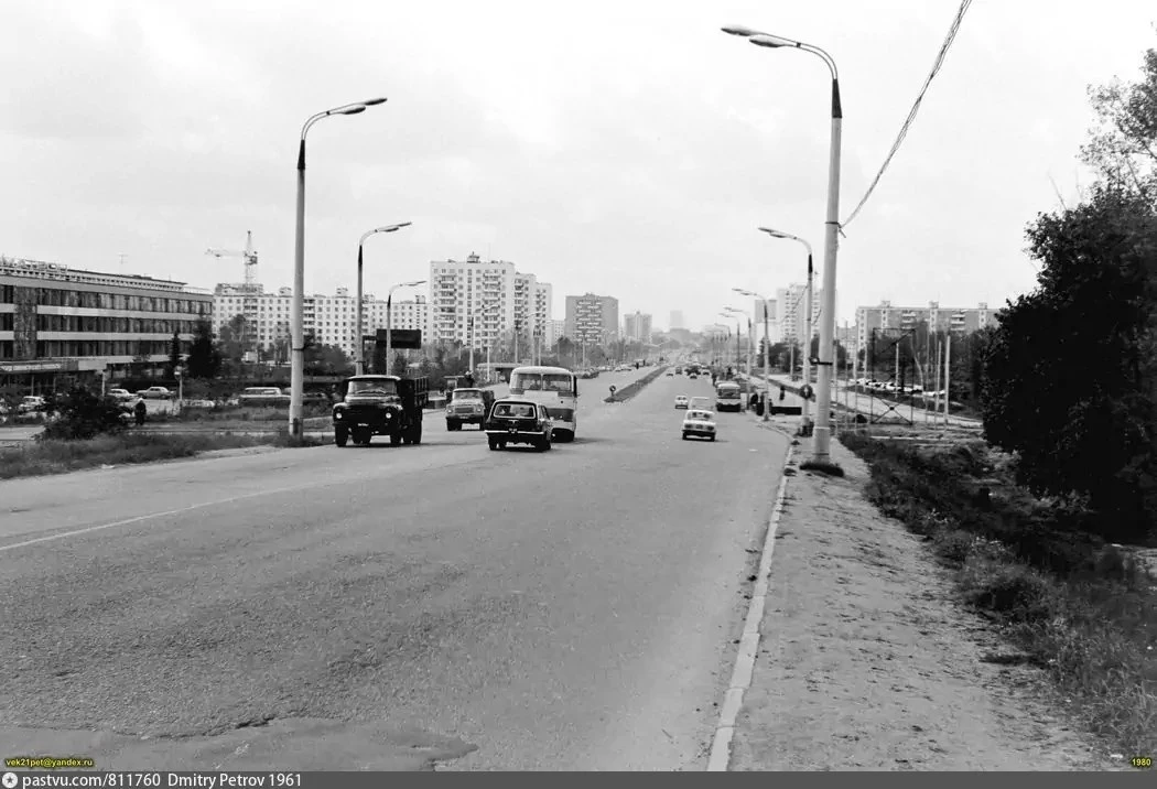 Вид на Щёлковское шоссе в направлении на центр города от моста через МКАД летом 1980 года.