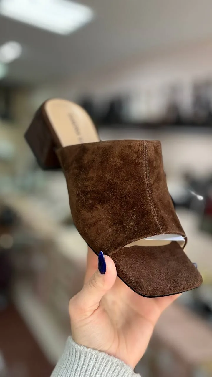 Натуральная кожа, замша

"ОБУ👠ВЬ" ул.Советская,10
+7(959)222 00 77