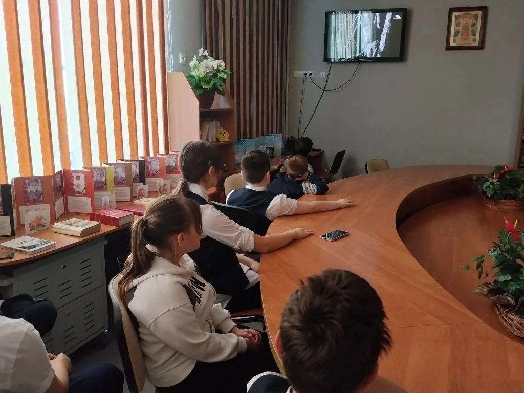 Ко Дню Победы для ребята в школьной библиотеке были организованы мероприятия, направленные на сохран
