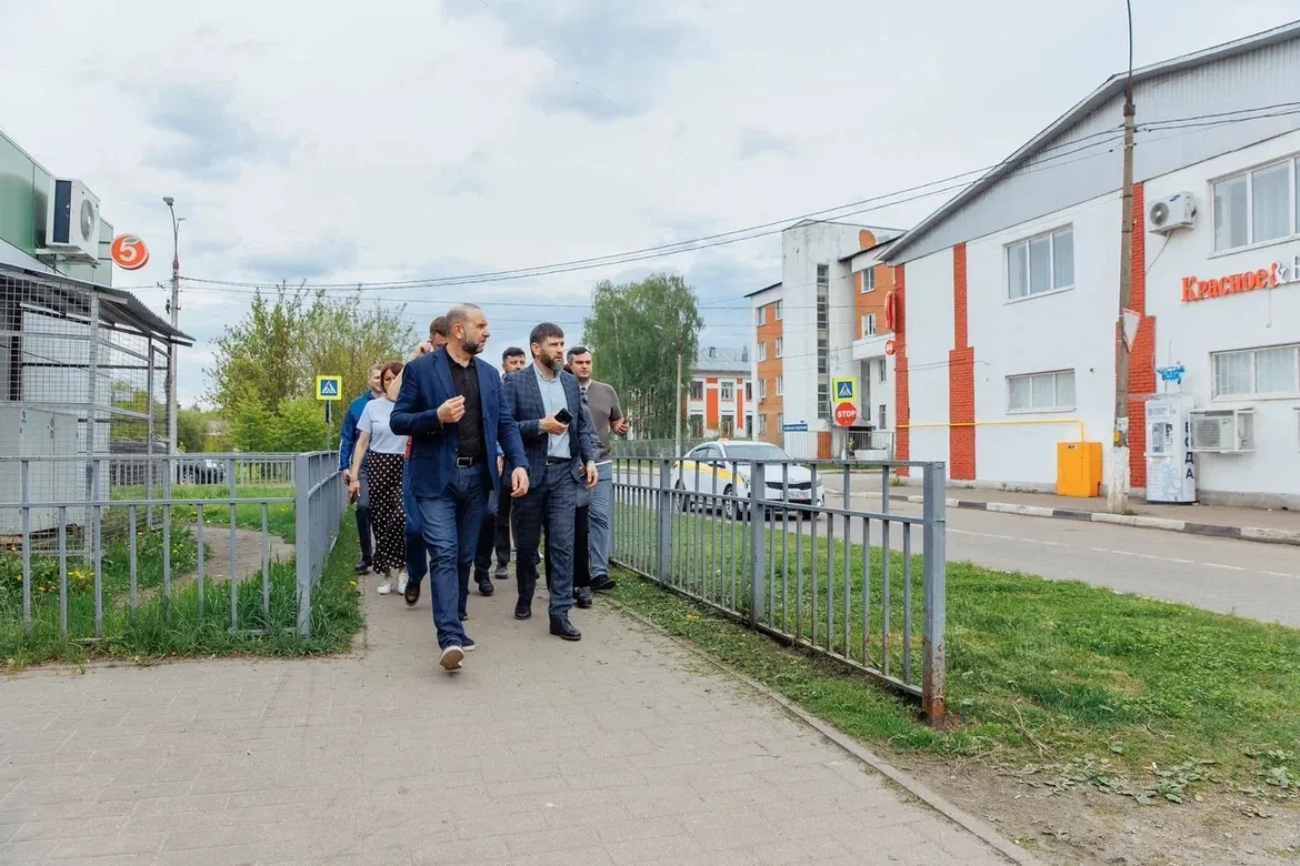 Если прогулки, то только такие.  Вместе с депутатом Мособлдумы, членом фракции Единая Россия Максимо