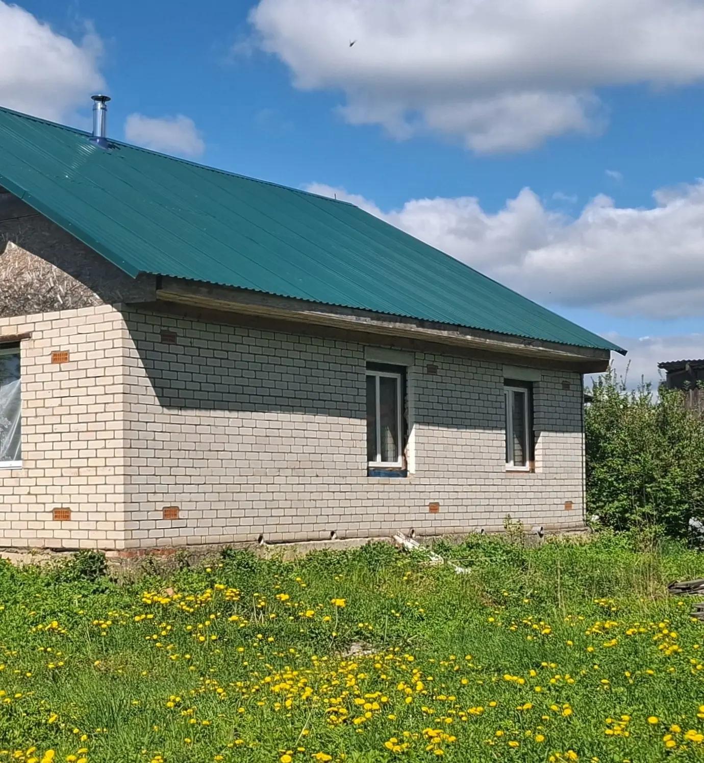 ДОМ В ПУШКИНСКИХ ГОРАХ ПО СОСЕДСТВУ С ХВОЙНЫМ ЛЕСОМ, СОВСЕМ НЕДАЛЕКО ОТ СВЯТОГОРСКОГО У...