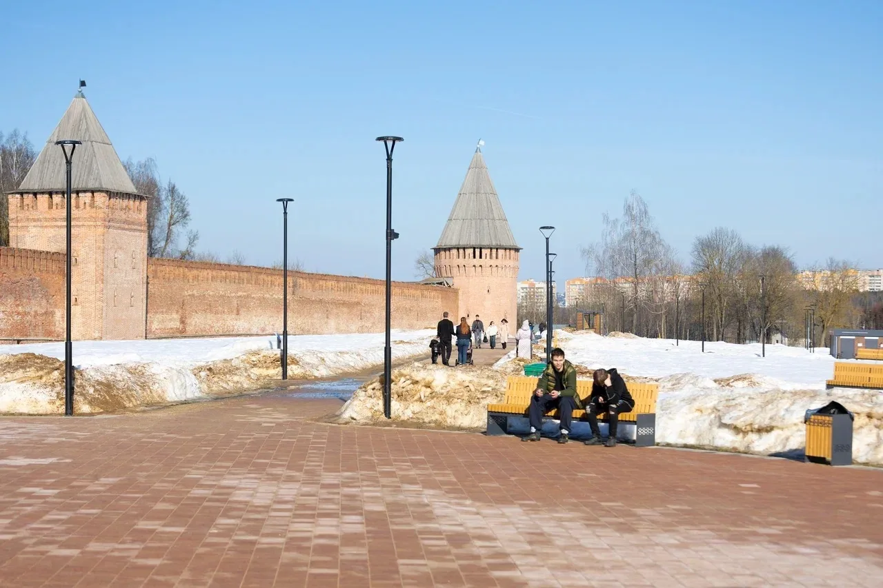 Сквер имени Шеина — одно из самых атмосферных мест в нашем городе. У восточного участка крепостной с
