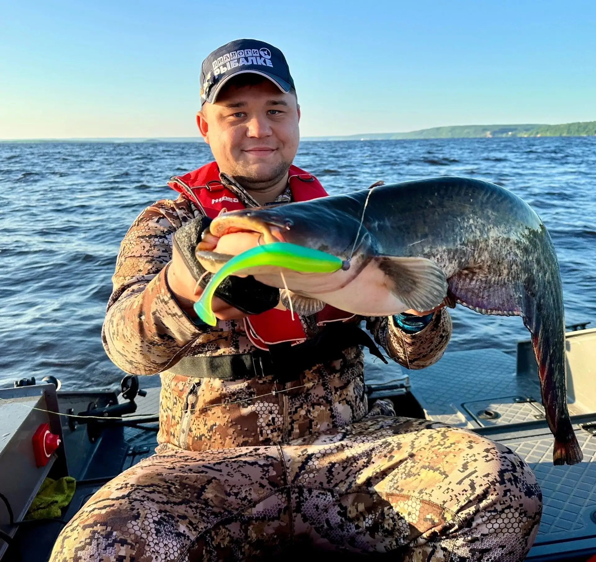 Открытие сезона с лодки! 🚤🎣
Ранним утром, выпив чашку кофе, я отправился на лодочную и помчался по