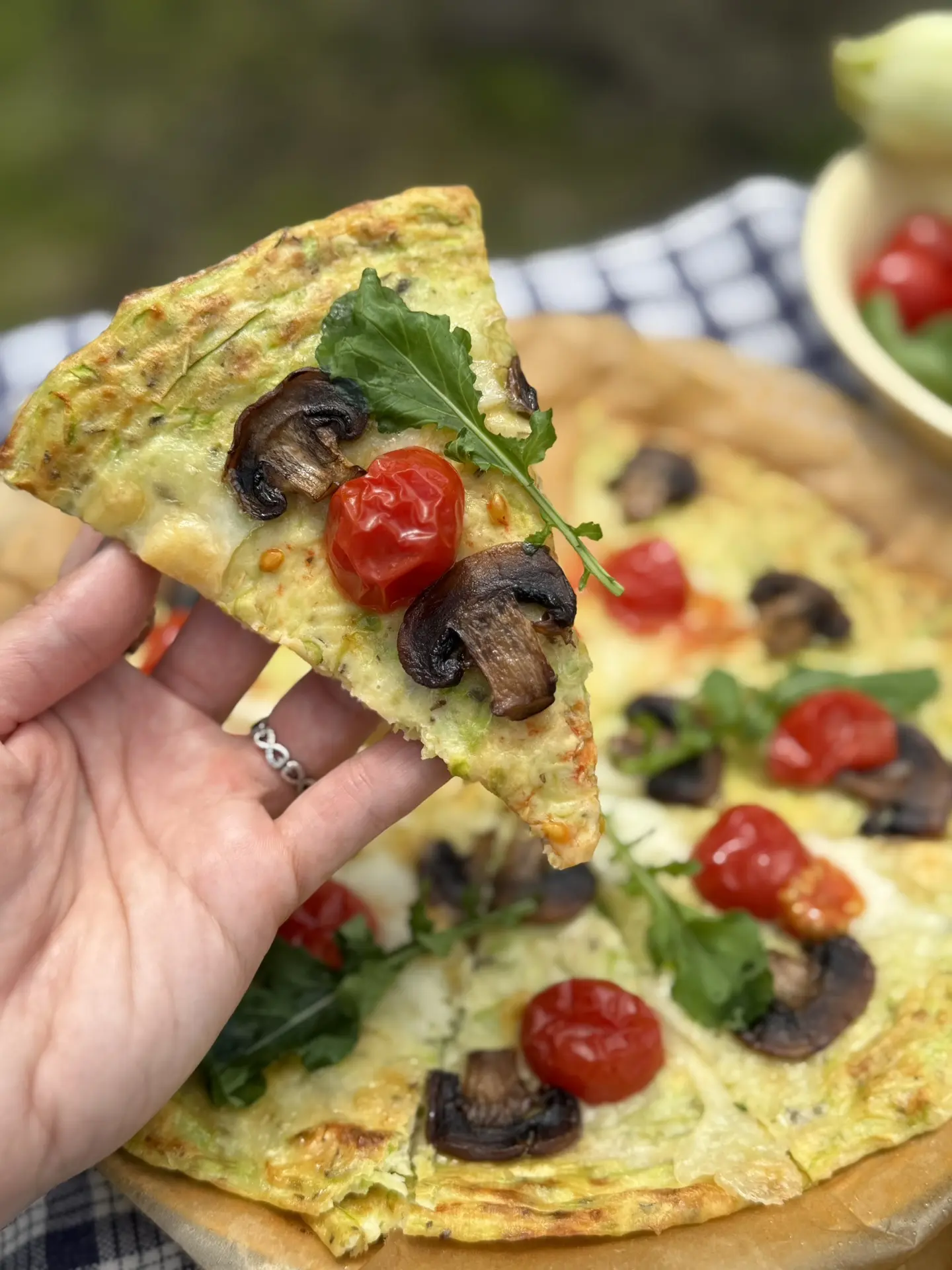 Кабачковая пп пицца. Такую пиццу можно есть хоть каждый день! 🍕☺️
Ингредиенты: 
Для теста:
1 средни