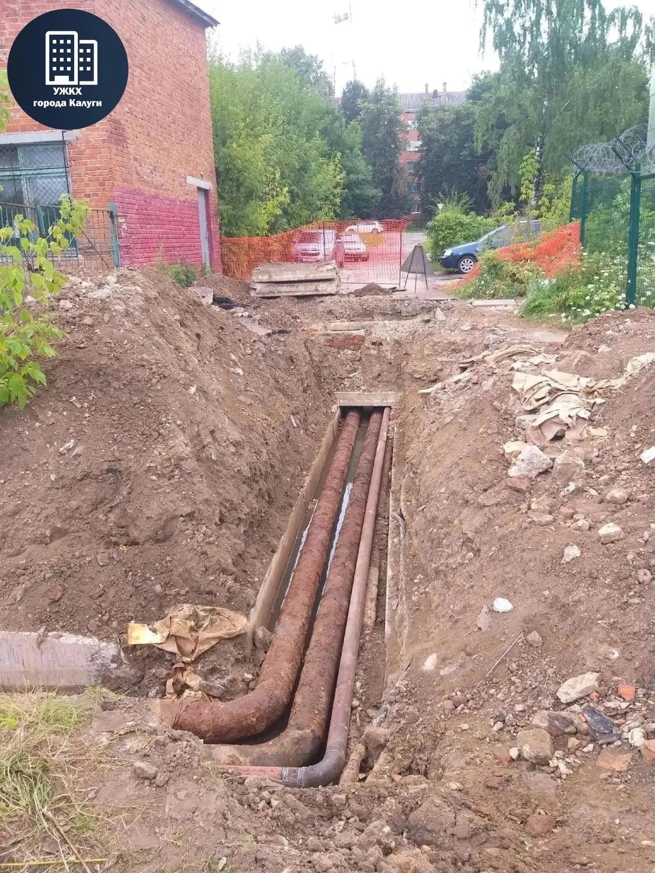 🛠На территории СОШ №21 (ул. В. Андриановой, д. 3) специалистами МУП "Калугатеплосеть" ...