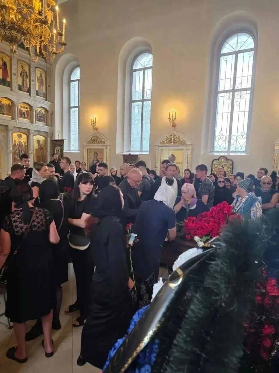🕯 В Кирове проходит церемония прощания с погибшими от ракетной атаки

В храме в честь иконы Божьей 