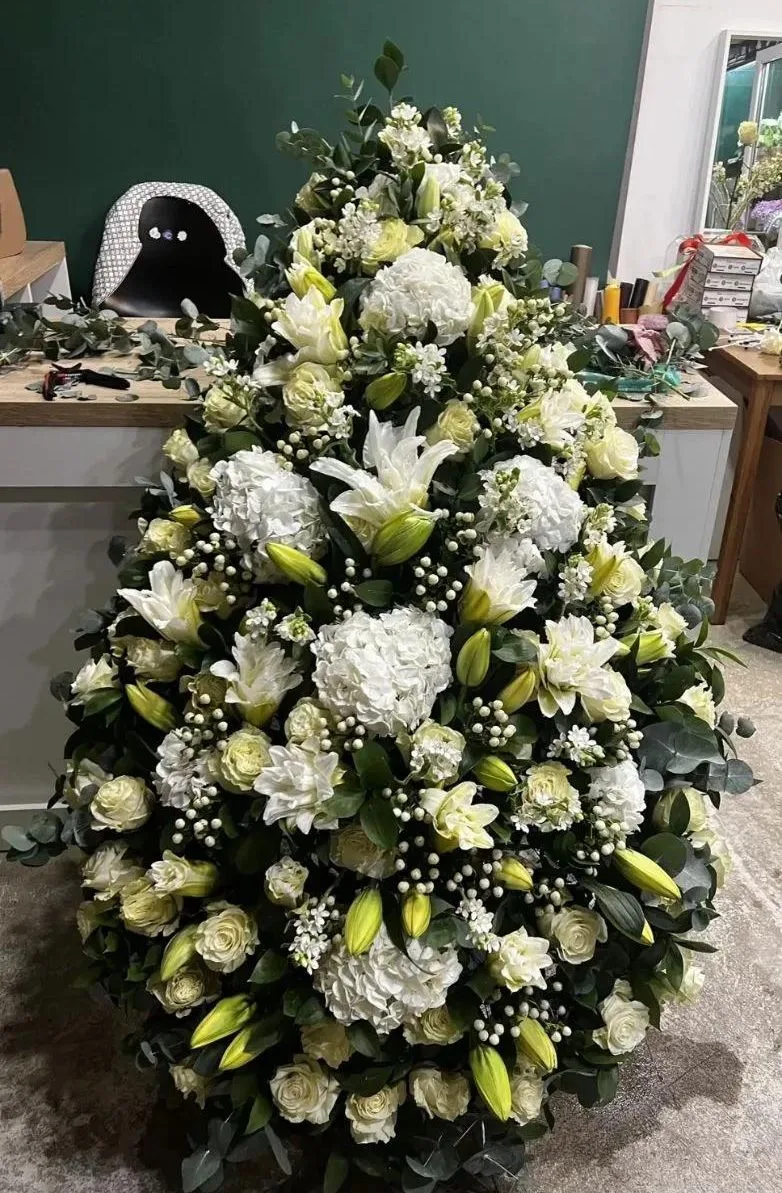 Сегодня ночью нам выпала честь сделать венок из живых цветов для великой балерины и акт...