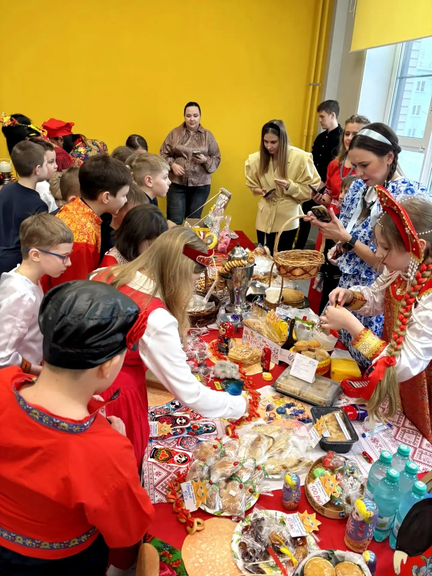 ТРАДИЦИИ В #МАОУСОШ222 ✅  Вчера в нашей школе состоялась замечательная благотворительная ярмарка "Ши