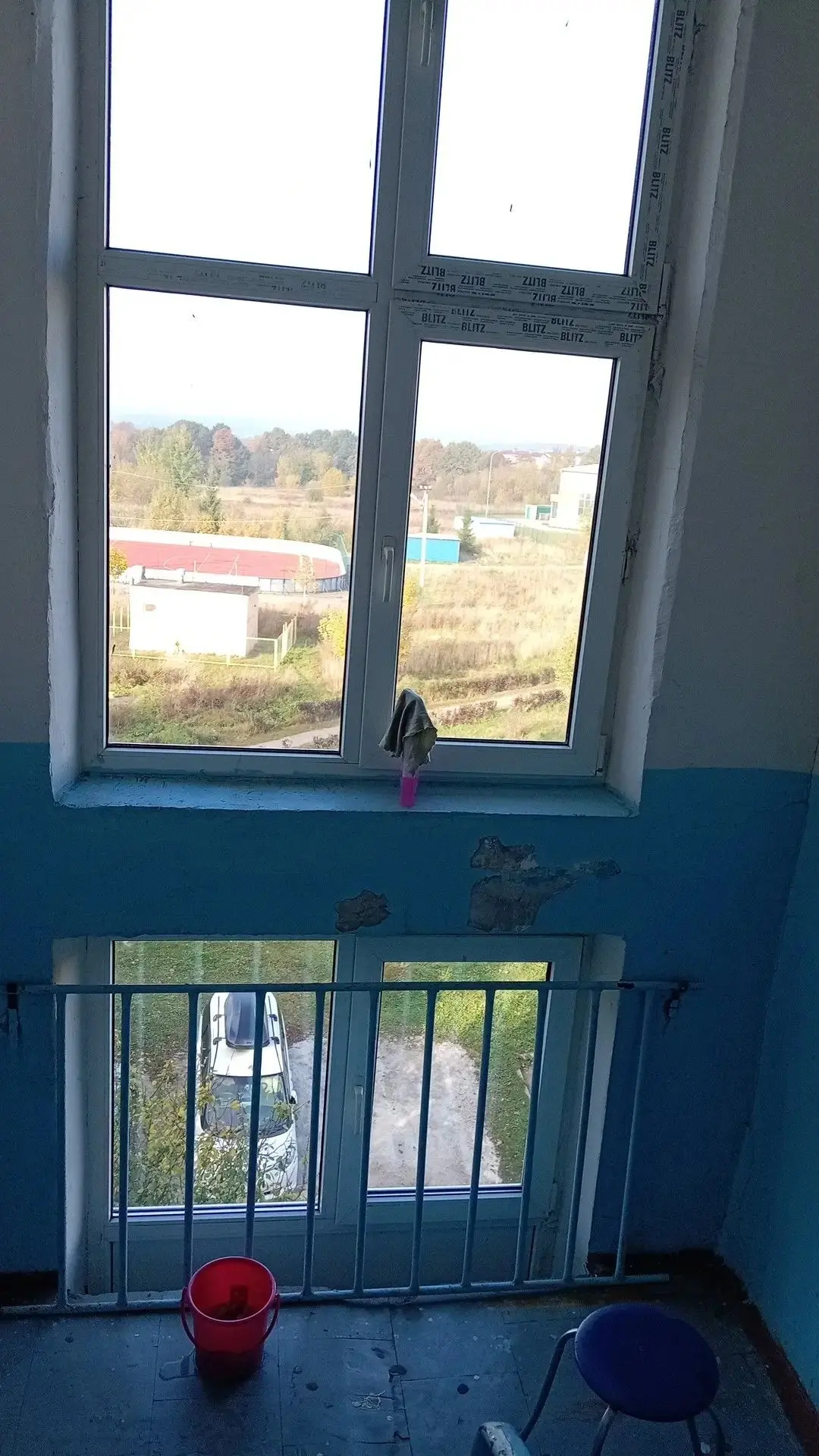 🧹Наши уборщицы трудятся и в выходные дни. Моют подъезды, собирают мусор с придомовых т...