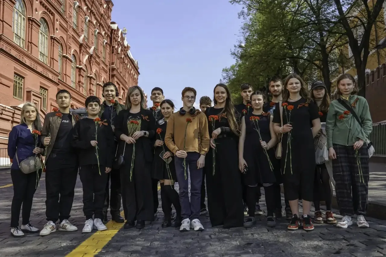 Возложение цветов к Могиле Неизвестного Солдата.