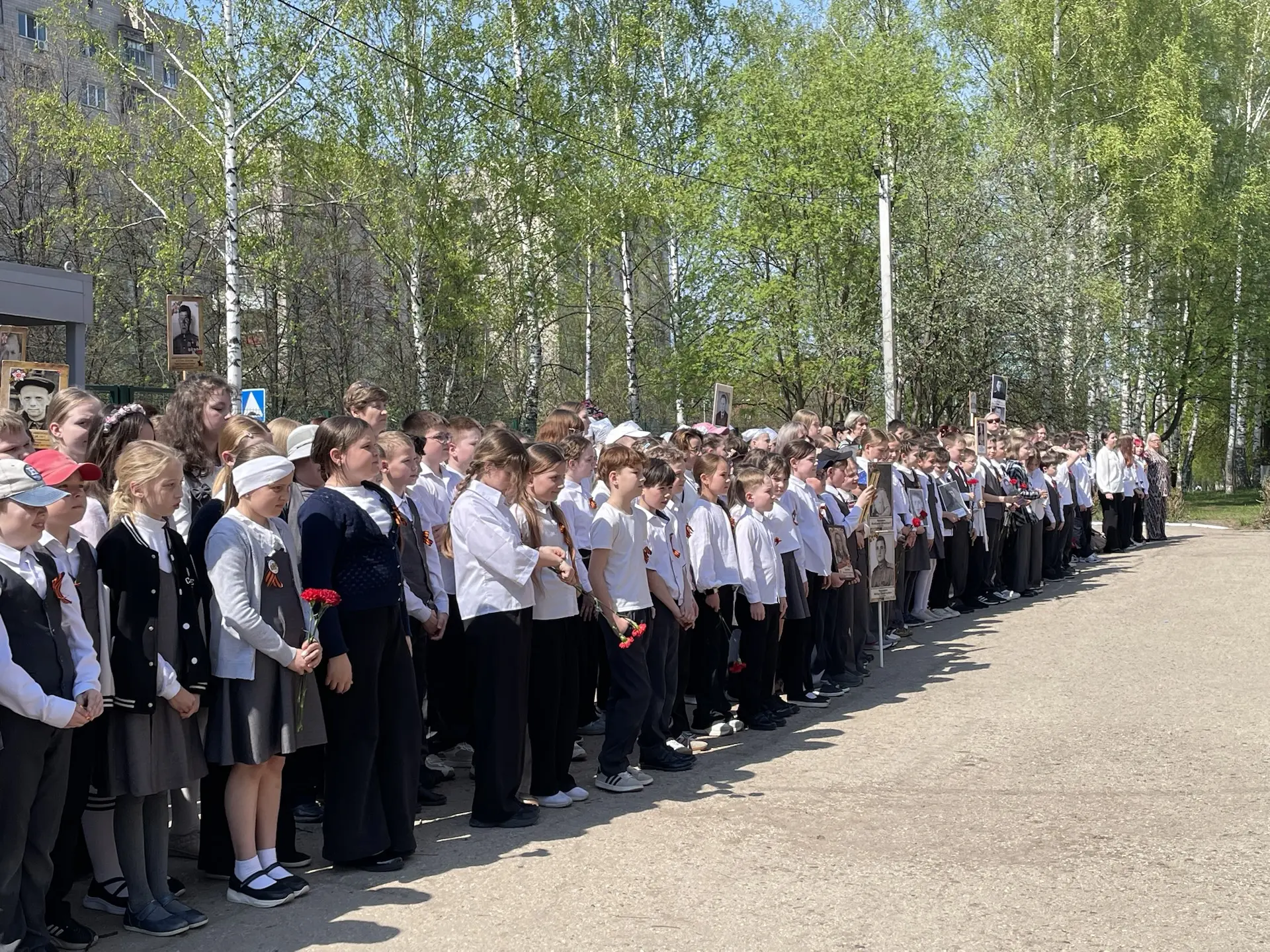 🚩 Прямо сейчас в школе 8 мая прошли линейки, посвящённые Дню Победы.  Стихи, песни, минута молчания.