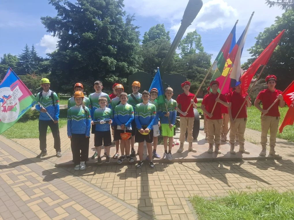🚴‍♂️ Послание потомкам в капсуле времени пересекло Кавказский район   🤝 Две группы велосипедистов — 