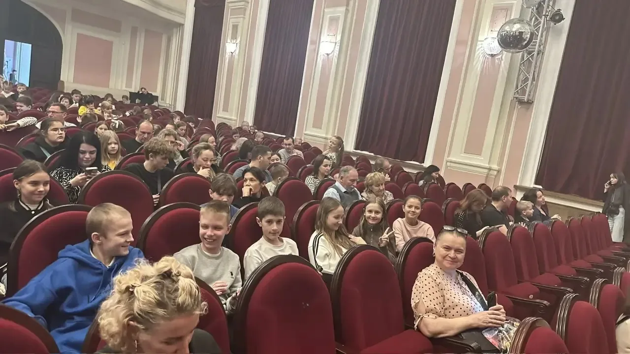 Вчера ученики 1а, 4б и 5б классов отправились в театр «РазДваТри» на спектакль «Алиса в Стране чудес