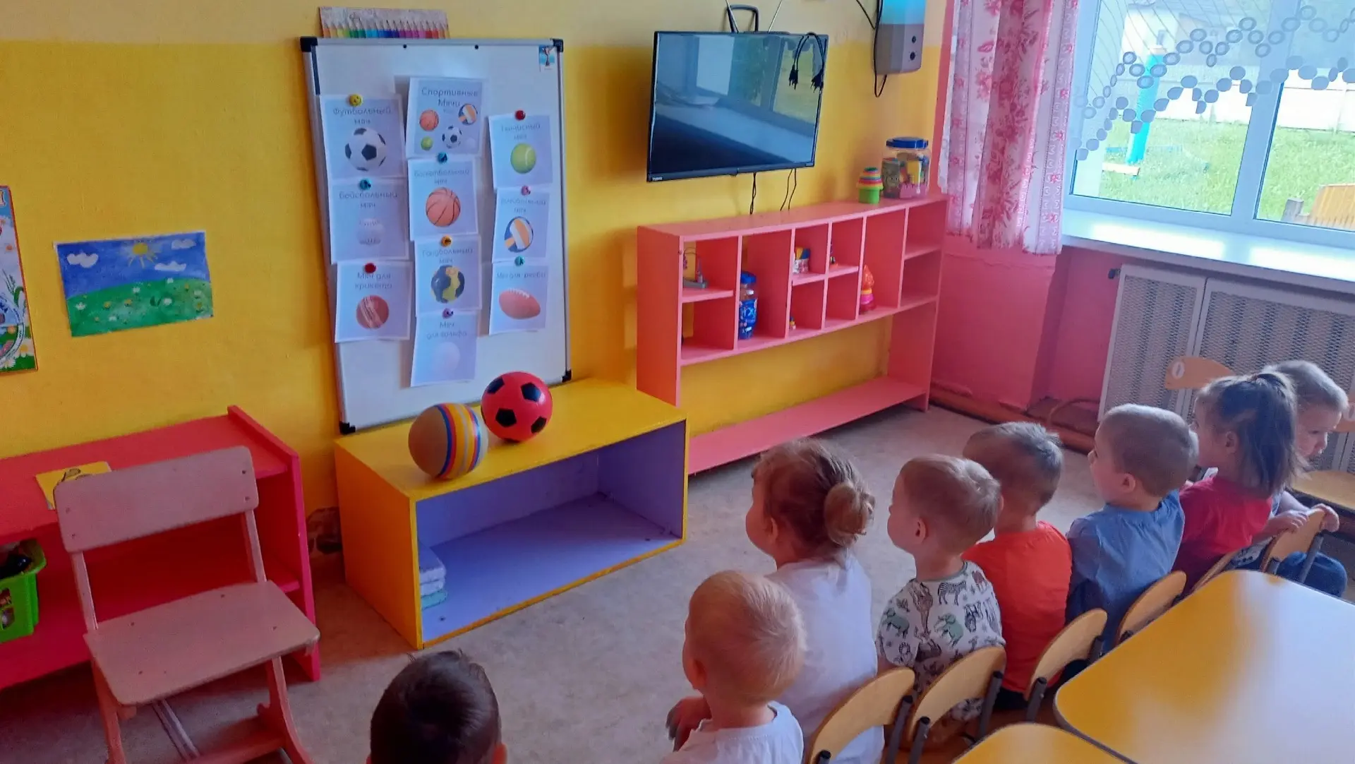 В группе "Бабочки" прошел  тематический день - День мяча.
Наверно нет такого человека, который бы не