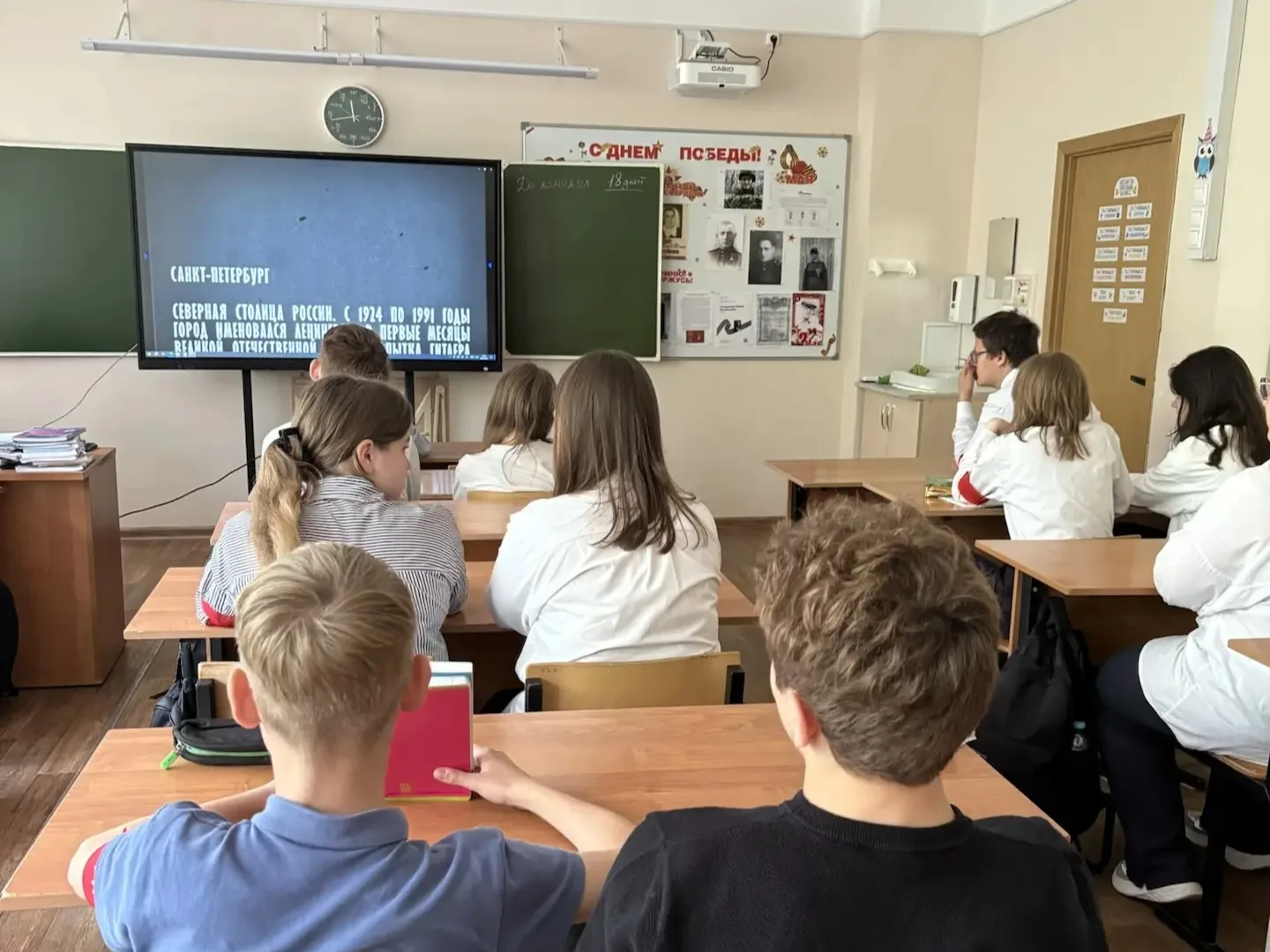 Кино Победы 🎬  С 30 апреля по 8 мая старшеклассники вместе с классными руководителями и учителями ис