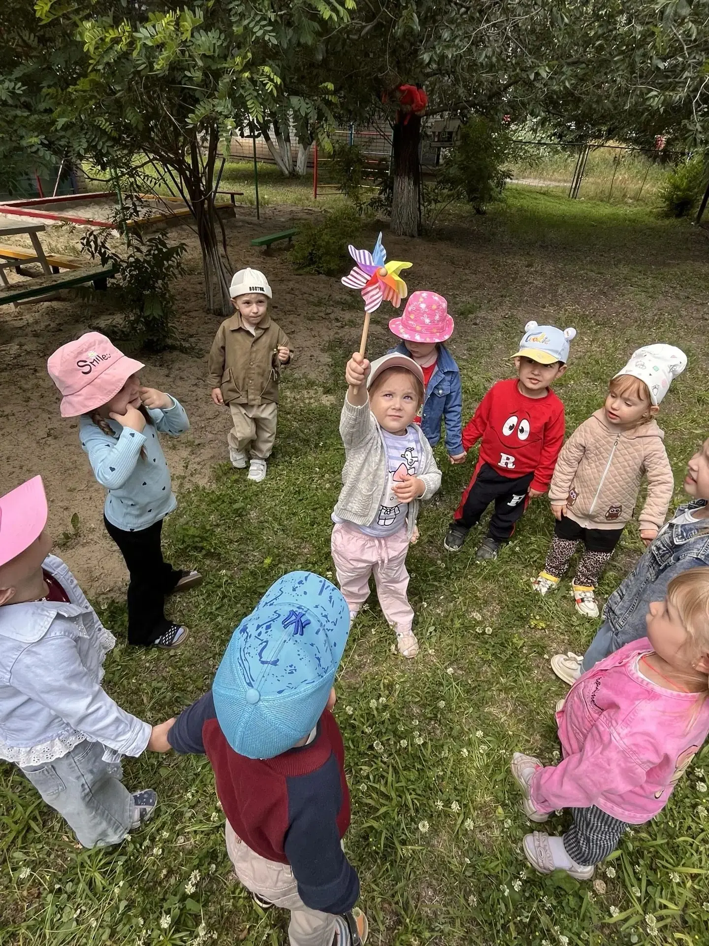 Малыши второй младшей группы с пользой проводят свои прогулки, ведь даже самый обычный ...