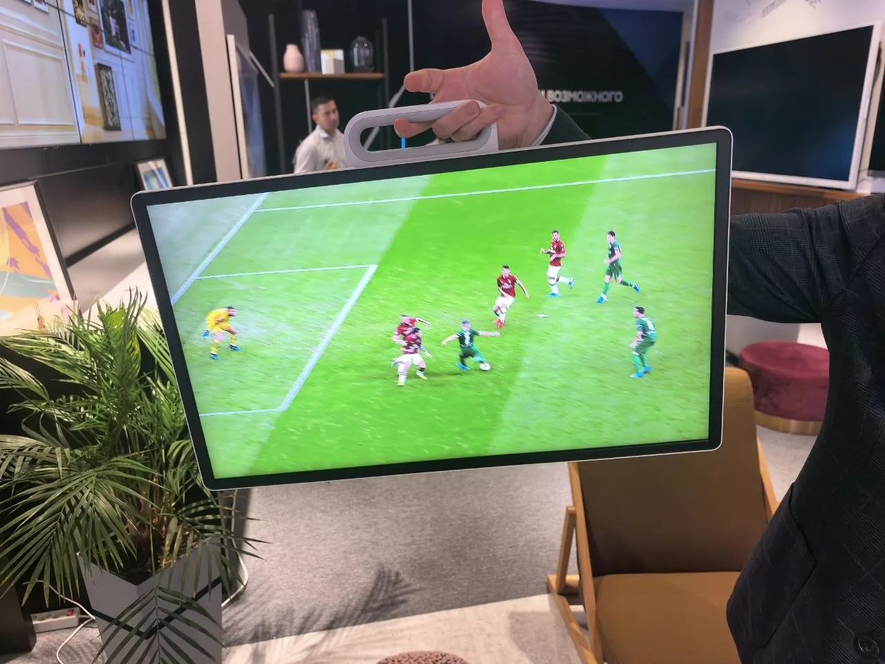 Телевизор Samsung The Movingstyle. 27 дюймов, портативный телевизор для дома. Можно таскать куда уго